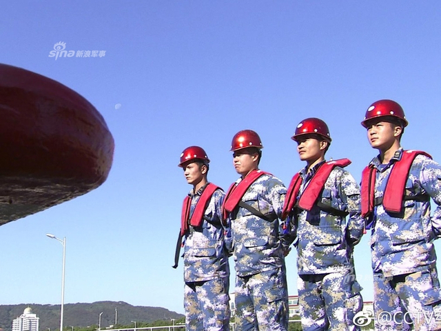 没派南海舰队的！我军052C神盾舰赴东盟阅舰式