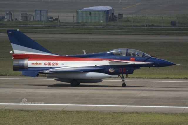 何时歼20来秀?我军八一表演队歼10战机玩特技