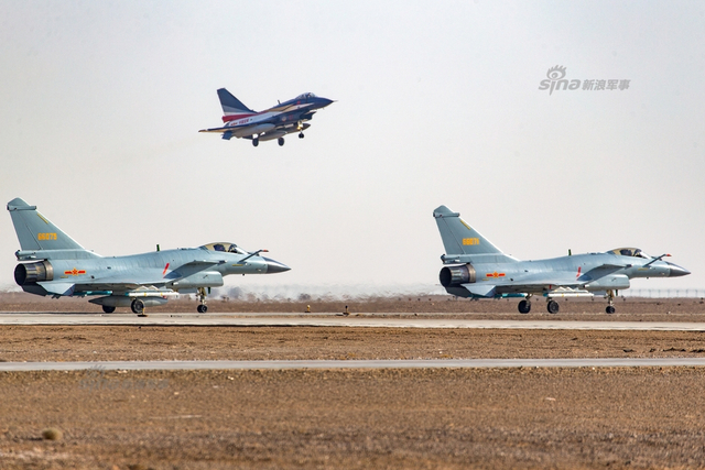 何时歼20来秀?我军八一表演队歼10战机玩特技