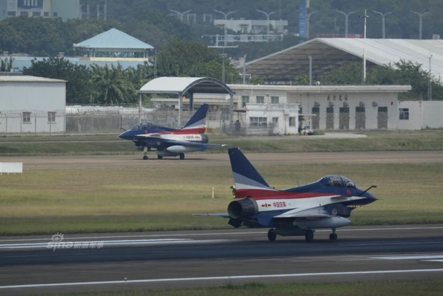 何时歼20来秀?我军八一表演队歼10战机玩特技