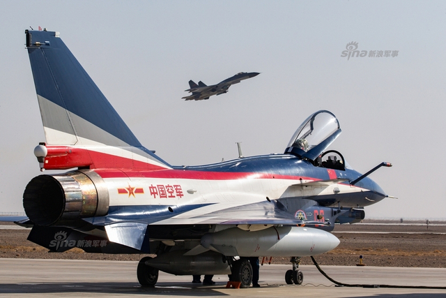 何时歼20来秀?我军八一表演队歼10战机玩特技