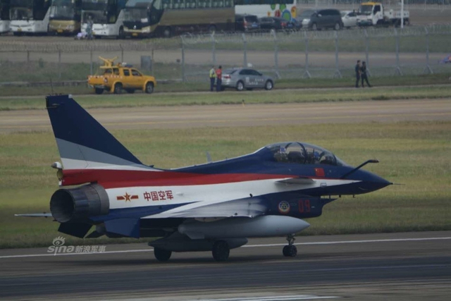 何时歼20来秀?我军八一表演队歼10战机玩特技