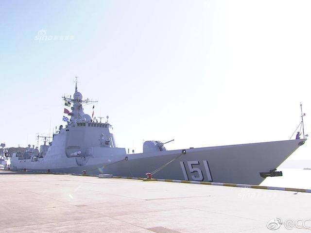 我军052C神盾舰赴东盟阅舰式