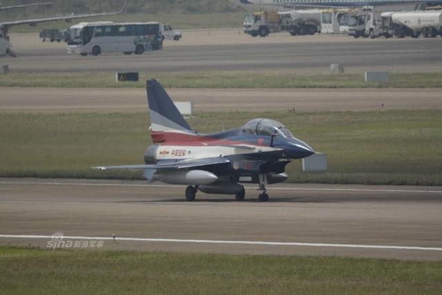 何时歼20来秀?我军八一表演队歼10战机玩特技