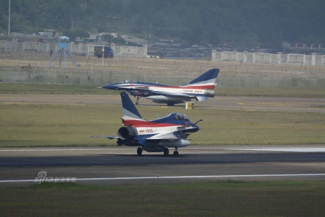 何时歼20来秀?我军八一表演队歼10战机玩特技