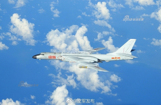 台军公开拦截解放军远海战机编队照片 台“防长”监视全程