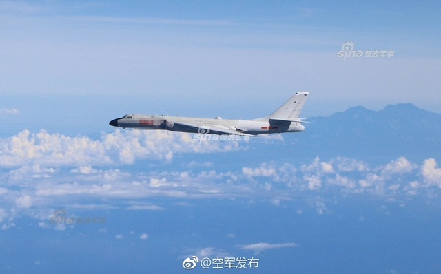 台军公开拦截解放军远海战机编队照片 台“防长”监视全程