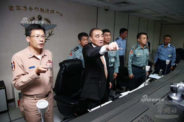 台军公开拦截解放军远海战机编队照片 台“防长”监视全程