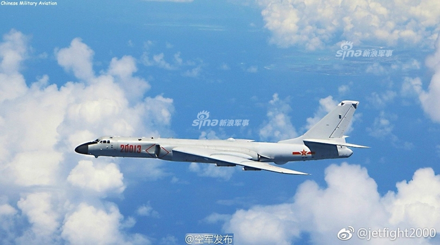 台军公开拦截解放军远海战机编队照片 台“防长”监视全程