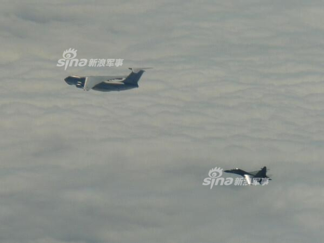台军公开拦截解放军远海战机编队照片 台“防长”监视全程