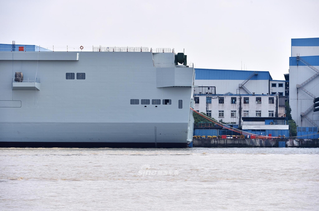 吃水线曝光！我首艘075型两栖攻击舰好似巍然巨兽