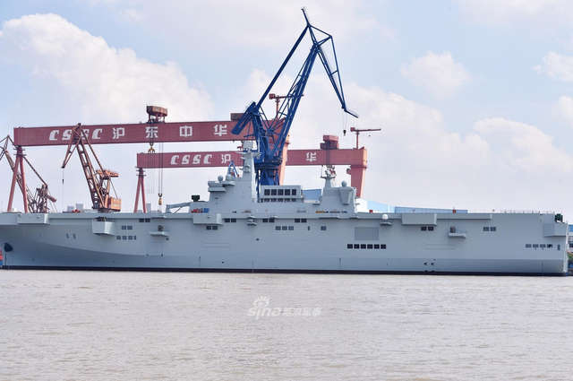 吃水线曝光！我首艘075型两栖攻击舰好似巍然巨兽