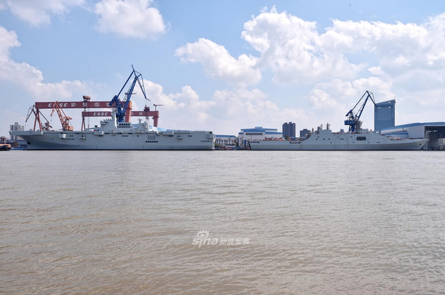 吃水线曝光！我首艘075型两栖攻击舰好似巍然巨兽