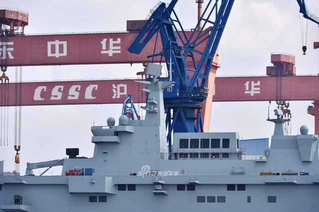 吃水线曝光！我首艘075型两栖攻击舰好似巍然巨兽