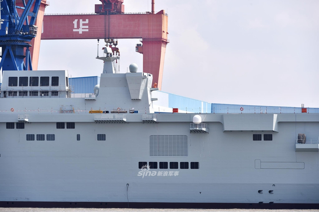 吃水线曝光！我首艘075型两栖攻击舰好似巍然巨兽