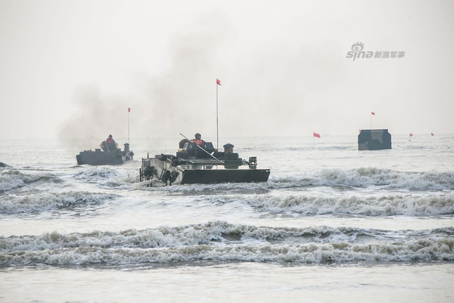 南海台海都要它！！我军05式两栖装甲战车水面狂飙
