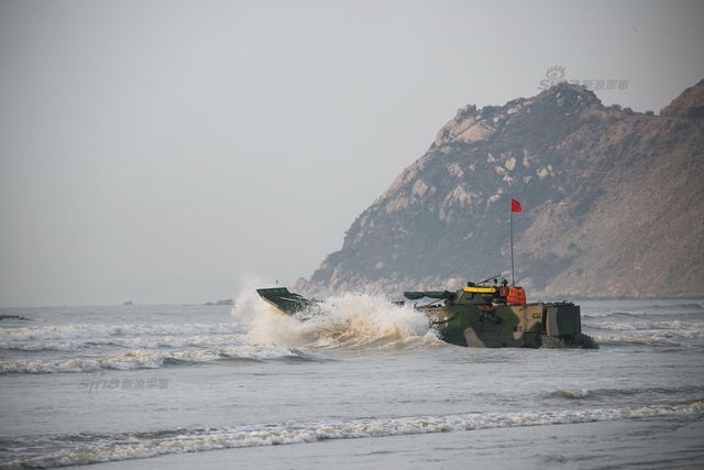 我军05式两栖装甲战车水面狂飙
