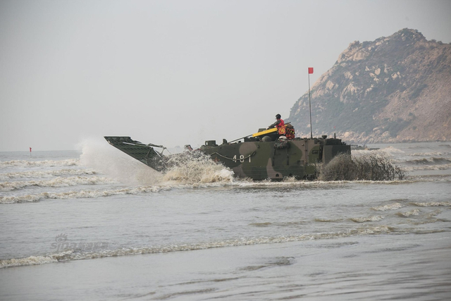 南海台海都要它！！我军05式两栖装甲战车水面狂飙