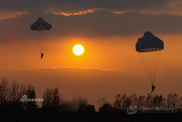登岛第一波!解放军伞兵乘运输机锤炼伞降技术