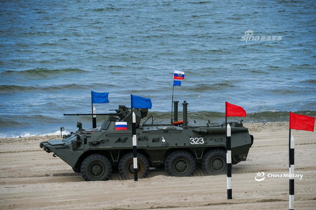 30小炮突突突!我军驾驶俄制BTR-82A战车征战海上登陆