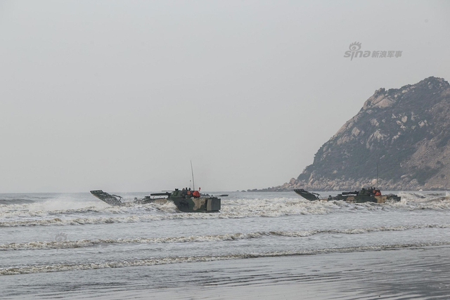 南海台海都要它！！我军05式两栖装甲战车水面狂飙