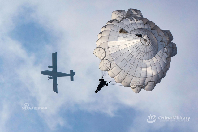 登岛第一波!解放军伞兵乘运输机锤炼伞降技术