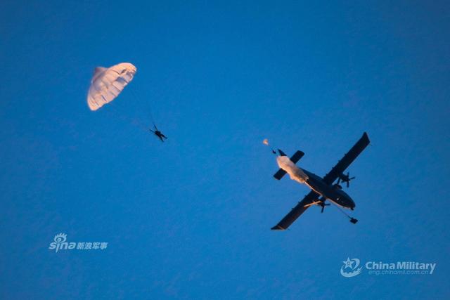 我军伞兵乘运输机锤炼伞降技术