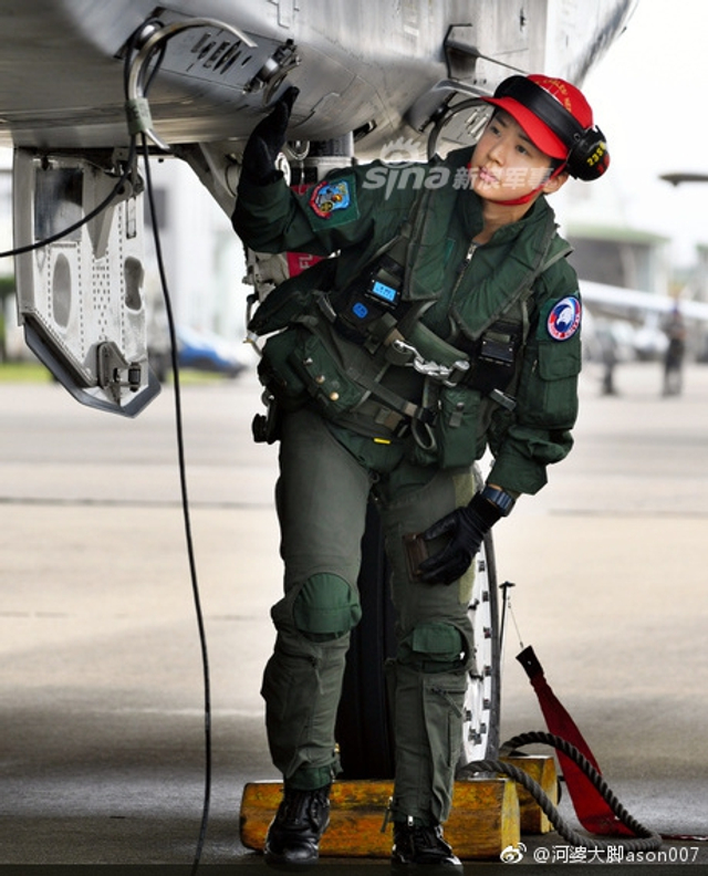 来跟我军过两招？日本首位F-15战机女飞行员亮相