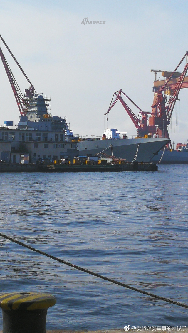 建造进度赶得及？我055万吨大驱大连造船厂内再挪窝