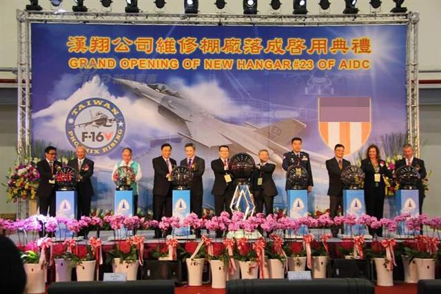 曾放话能克制歼20！台军首架自行升级F-16V战机曝光