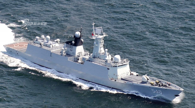 御用摄影师来了!我054A舰破岛链再遭日本P-3C围堵