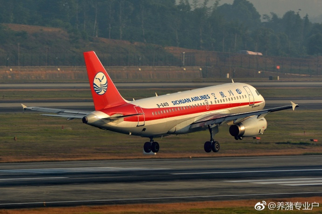 致敬英雄!客机玻璃爆裂我空军转业飞行员备降成功