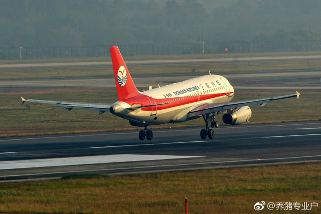 致敬英雄!客机玻璃爆裂我空军转业飞行员备降成功