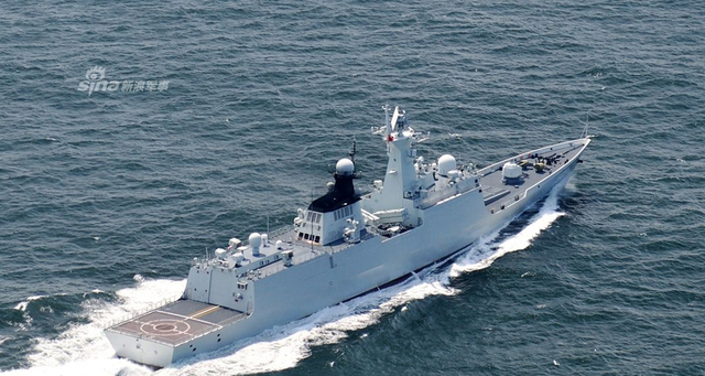 御用摄影师来了!我054A舰破岛链再遭日本P-3C围堵