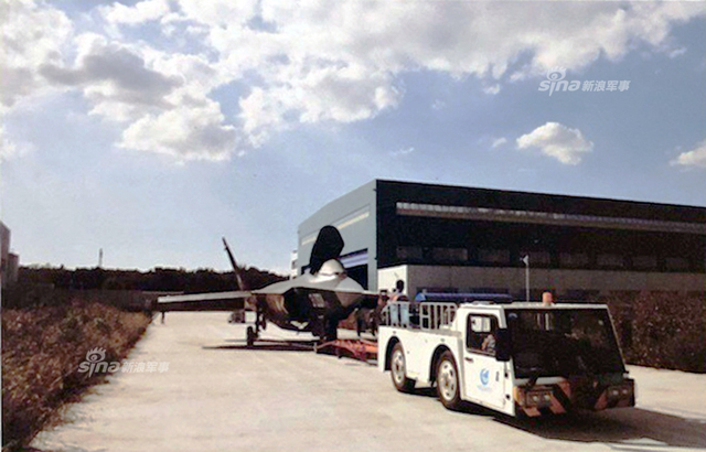 并列双座机首！我军国产隐形歼击轰炸机真身曝光