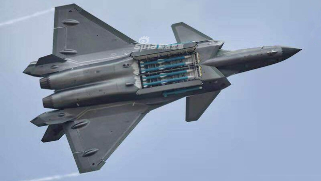 机动性燃翻全场！我军歼20战机珠海航展腾云驾雾