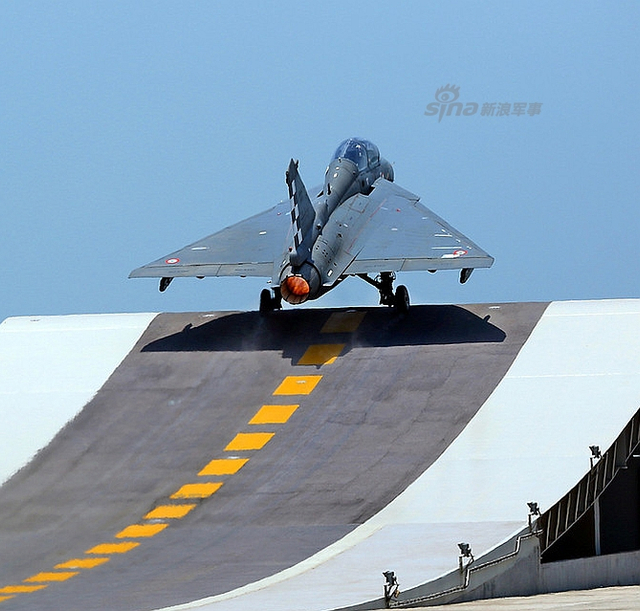 配备拦阻钩！印度舰载型LCA原型机以标准配置首飞