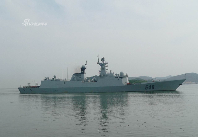 御用摄影师来了!我054A舰破岛链再遭日本P-3C围堵