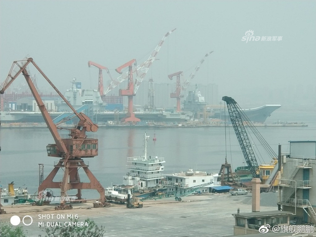 空中高清视角！我军辽宁舰与国产航母“家中”团聚