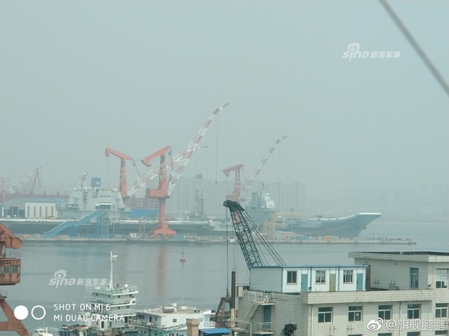 空中高清视角！我军辽宁舰与国产航母“家中”团聚
