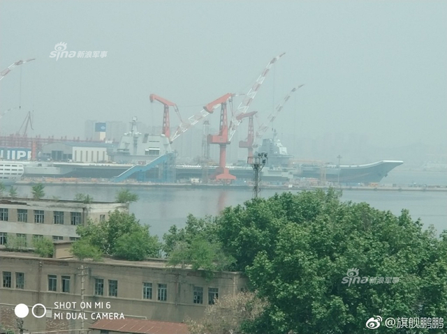 空中高清视角！我军辽宁舰与国产航母“家中”团聚