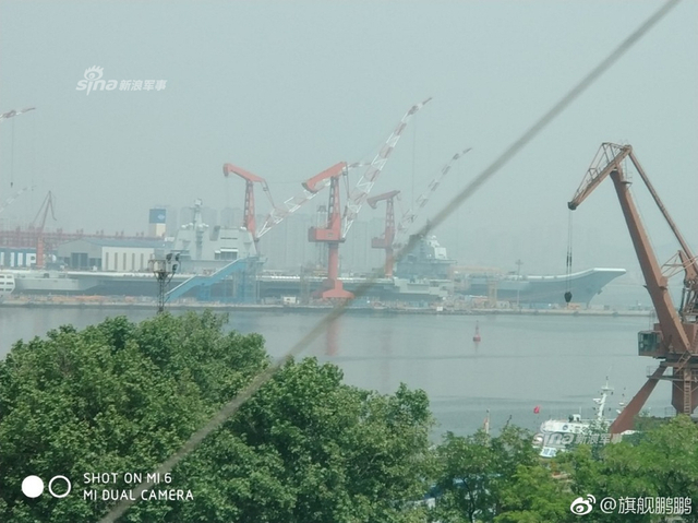 空中高清视角！我军辽宁舰与国产航母“家中”团聚