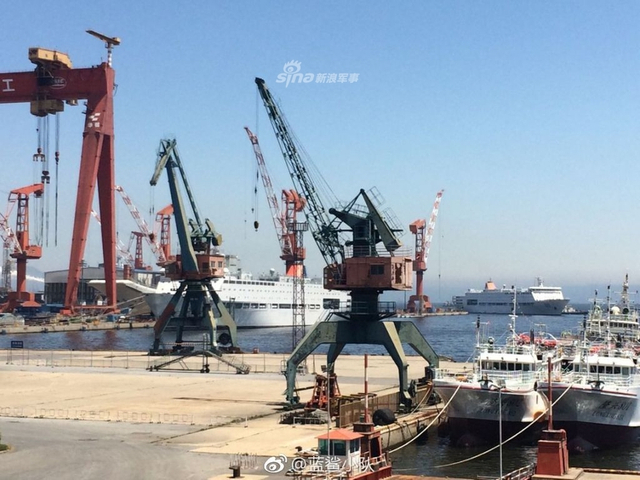 空中高清视角！我军辽宁舰与国产航母“家中”团聚