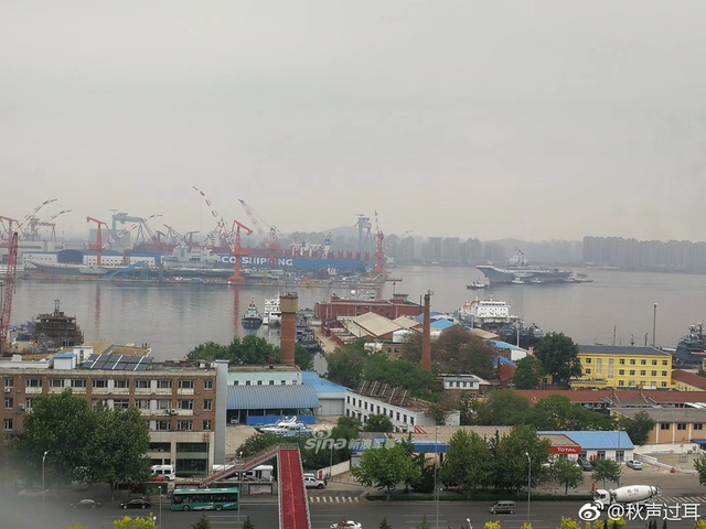 空中高清视角！我军辽宁舰与国产航母“家中”团聚