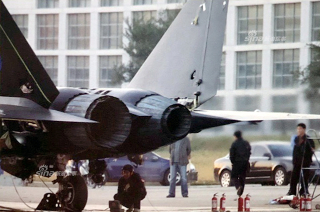 并列双座机首！我军国产隐形歼击轰炸机真身曝光