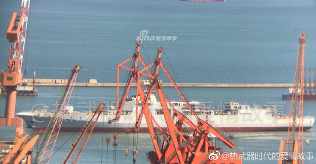 建造进度赶得及？我055万吨大驱大连造船厂内再挪窝