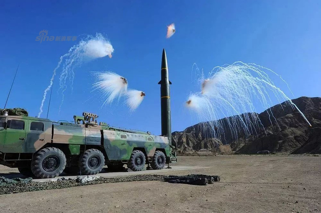 我军东风15导弹剑指苍穹显威力