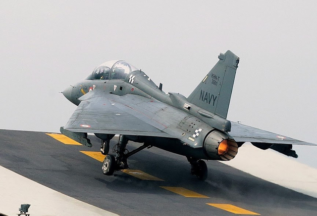 配备拦阻钩！印度舰载型LCA原型机以标准配置首飞