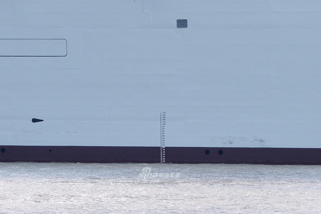 吃水线曝光！我首艘075型两栖攻击舰好似巍然巨兽