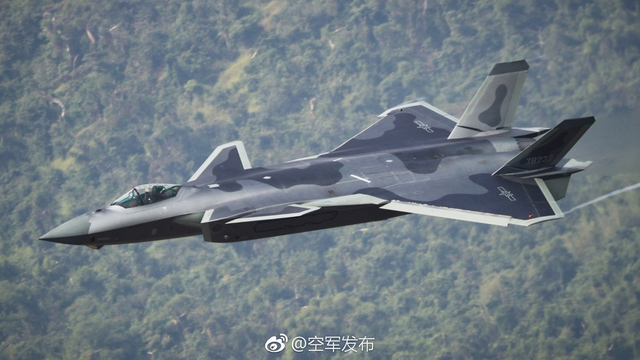 凸起很带感!我军歼20隐身战机曝机头高清美照